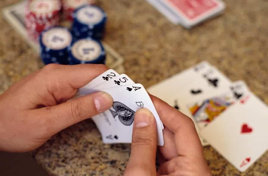 Người chơi nên chọn trường phái nào để chơi Poker là chuẩn nhất