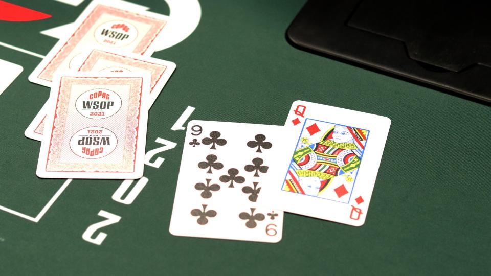 Hướng dẫn chơi game bài cái cược Poker cơ bản nhất tại nhà cái W88