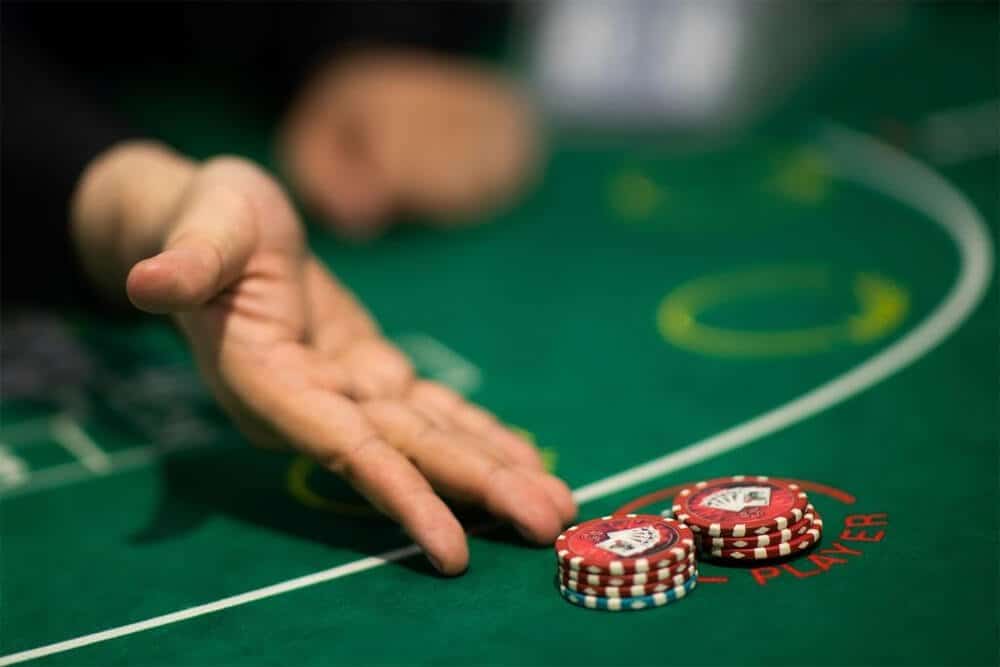 Poker là gì mà lại hot đến vậy?